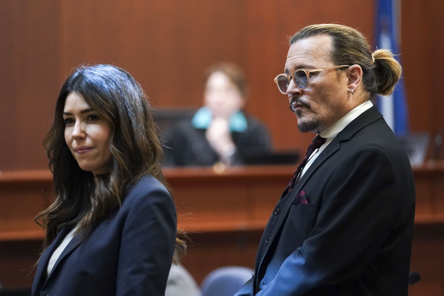 Näitleja Johnny Depp seismas enda advokaadi Camille Vasquezi kõrval Fairfaxi kohtumajas 18. mail 2022.
Johnny Depp kaebas laimu eest kohtusse enda endise abikaasa Amber Heardi.
