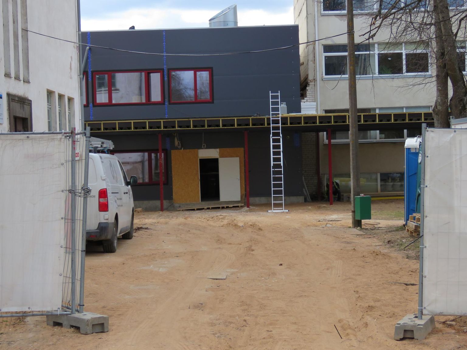 Ehitustööd käivad: Puka uus koolimaja on peagi valmis. Paremal lammutada plaanitav hooneosa.