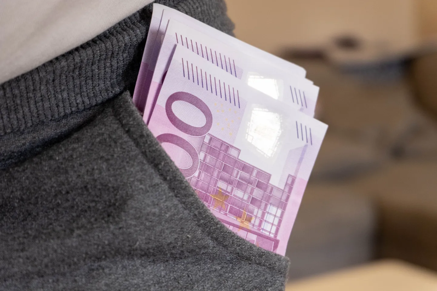 Pangatöötajatena esinenud kelmid petsid mustamäelastelt välja üle 20 000 euro.