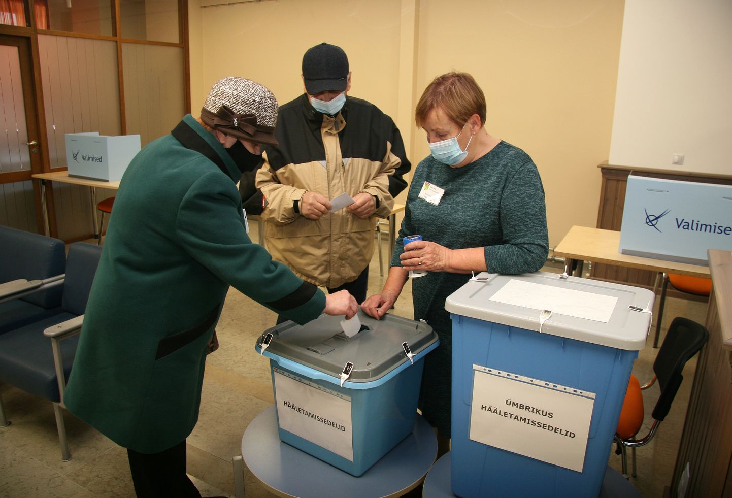 На снимке: ппредварительное голосование проходит на избирательном участке, расположенном в здании волостной управы Йыхви.