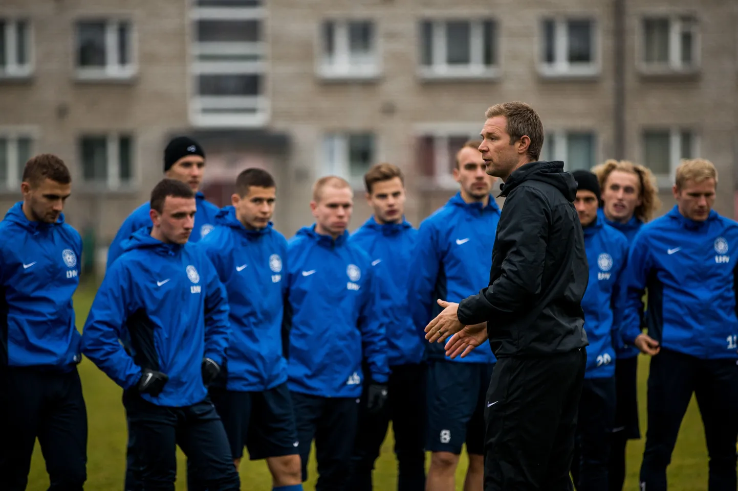 Eesti jalgpallikoondise peatreener Magnus Pehrsson hoolealustele enda ideid selgitamas. Kõikideni ei ole need soovitud määral siiski jõudnud.