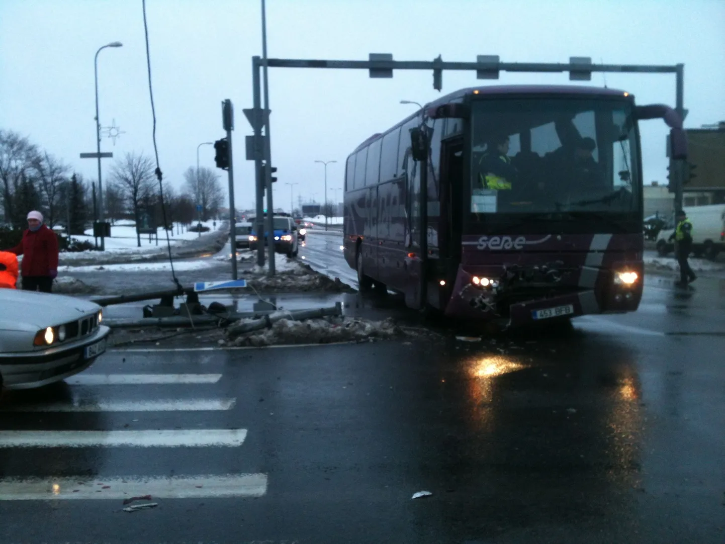 Kiirabiga kokku põrganud buss