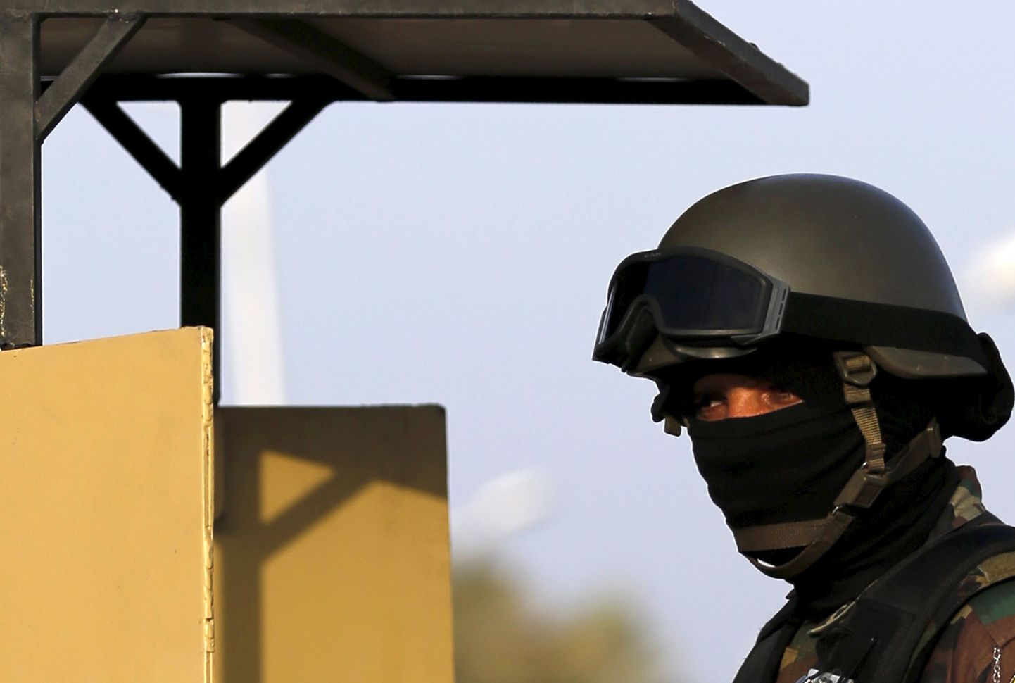Egiptuse sõjaväelane valvamas Araabia Liiga tippkohtumist.
