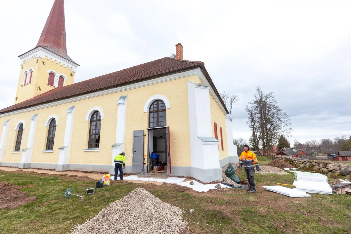 Neljapäeval puhastasid töömehed Kõpus panduse rajamiseks vundamenti ja täitsid seda seguga.