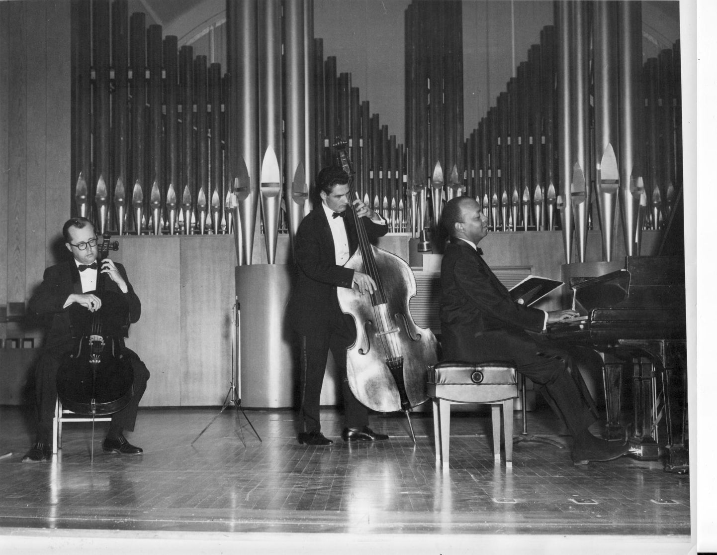 Don Shirley trios mängisid Jüri Täht (vasakult), Ken Fricker ja Don Shirley. Wayne Behlingi 1960. aastate pilt on Jüri Tähe fotokogust.