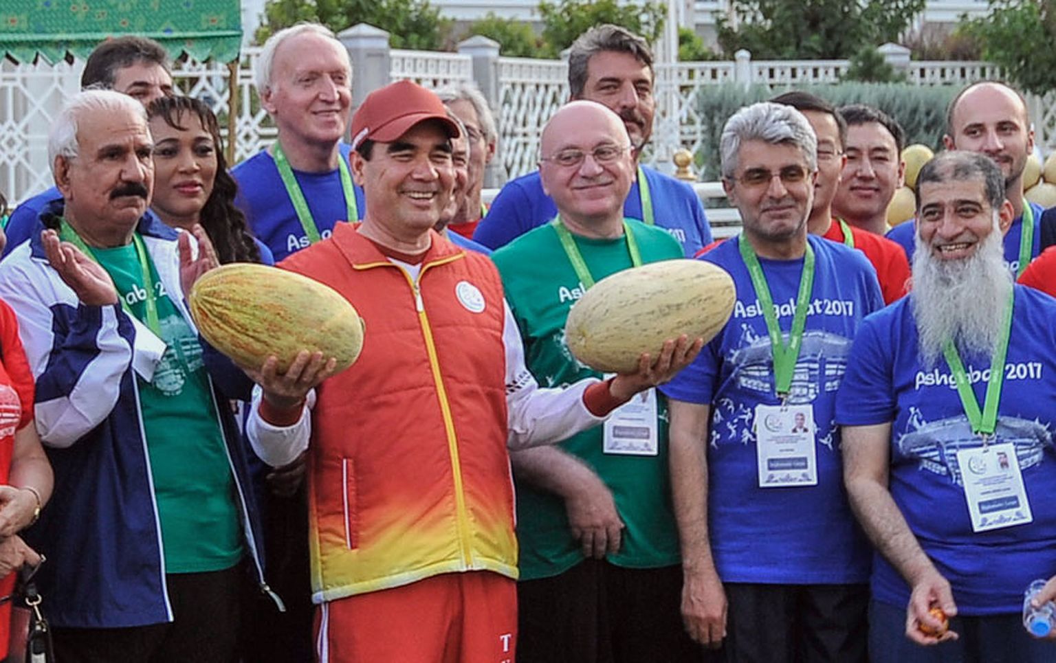 Türkmenistani president Gurbangulõ Berdõmuhhamedov melonitega sportlaste keskel poseerimas. Pilt on illustratiivne.
