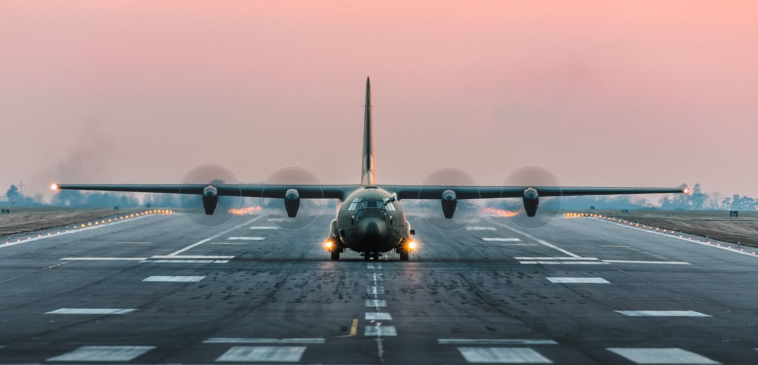 Briti õhuväe lennuk Lockheed Martin C-130J Hercules Brize Nortoni baasi maandumisrajal tänavu kevadel. Sulav asfalt seiskas nüüd Briti suurimas õhuväebaasis töö.