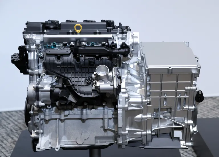 Toyota tõi koos Subaru ja Mazdaga korraldatud ühisel pressikonverentsil lavale uue pisikese mootori, mis liidab kütuse osa ja elektrilise osa. Sellisena näevad Jaapani autotootjad mootori lähitulevikku.