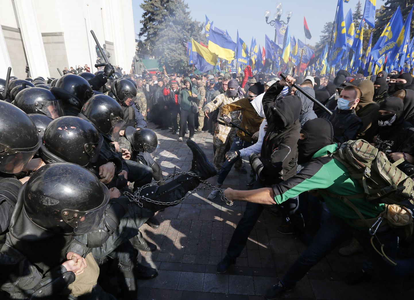 Ukraina korrakaitsejõudude ja marurahvuslaste kokkupõrge Kiievis ülemraada hoone ees.