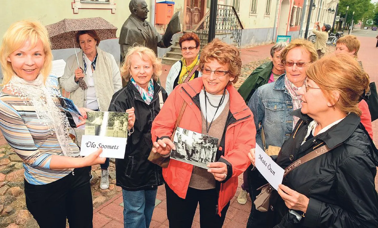 Grupp Jannseni kuju uudistanud prantsuse ja šveitsi turiste kuulas Pärnu linnavalitsuse arenguteenistuse juhataja Anneli Lepa (vasemal) jutu ära ja nõustus hea meelega olema fortuunaks ning loosima fotograafidele taaslavastatavad pildid.