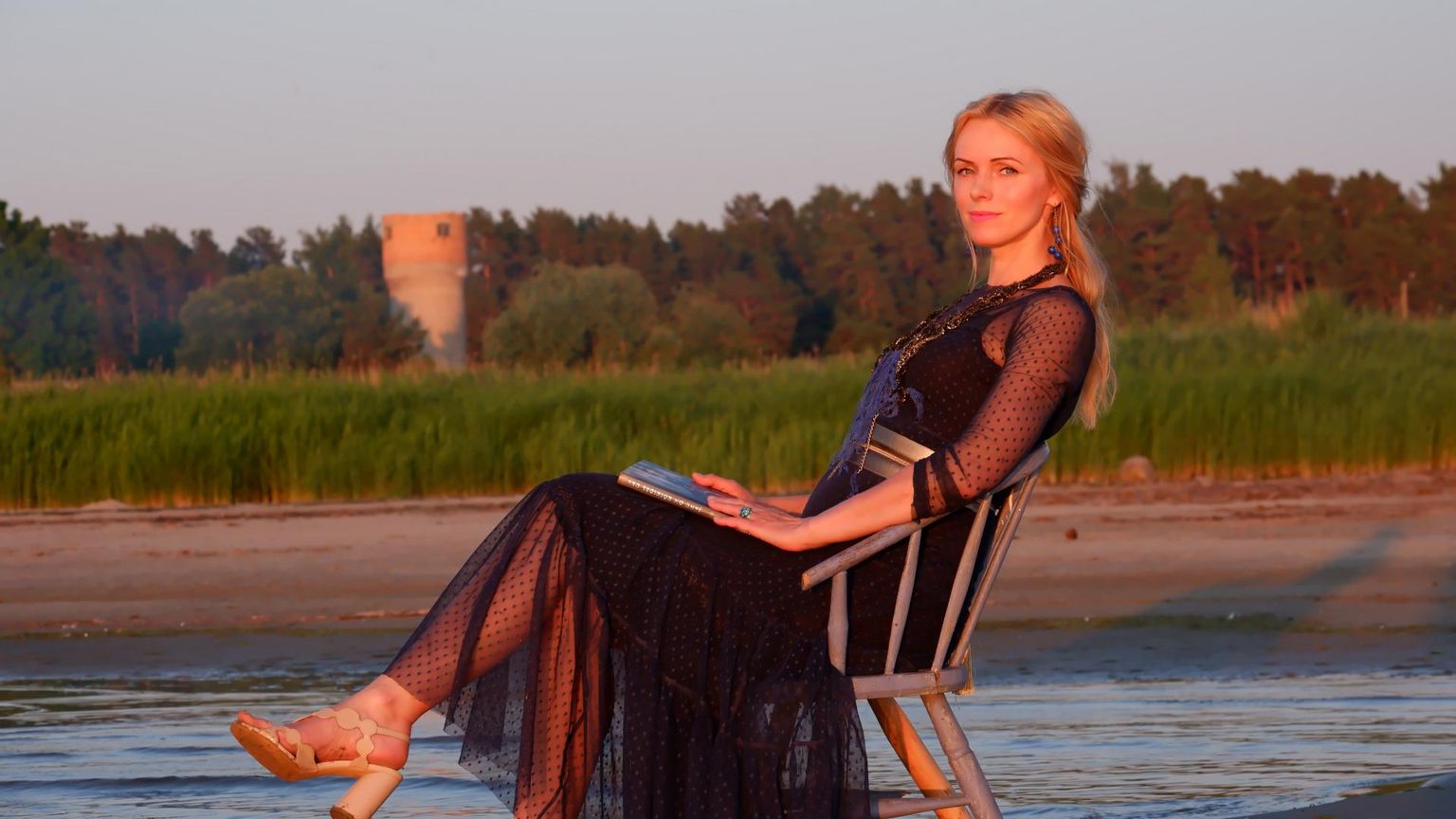 Kristiina Ehin jaanipäeval Treimanis.