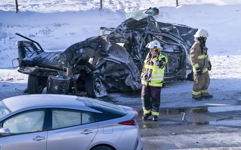 Kanada päästetöötajad 200 autoga ahelavarii sündmuspaigal Montreali eeslinnas La Prairie'is.
