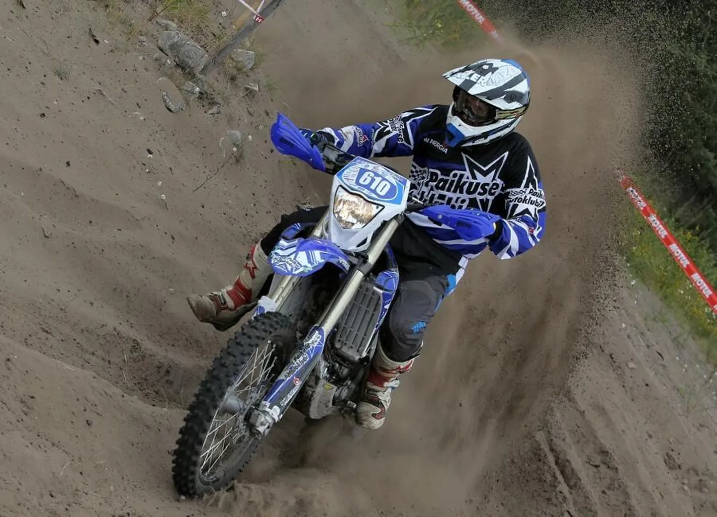 Paikuse motoklubi enduuroäss Toivo Nikopensius pani lõunanaabrite võidukihutamisel oma paremuse maksma.