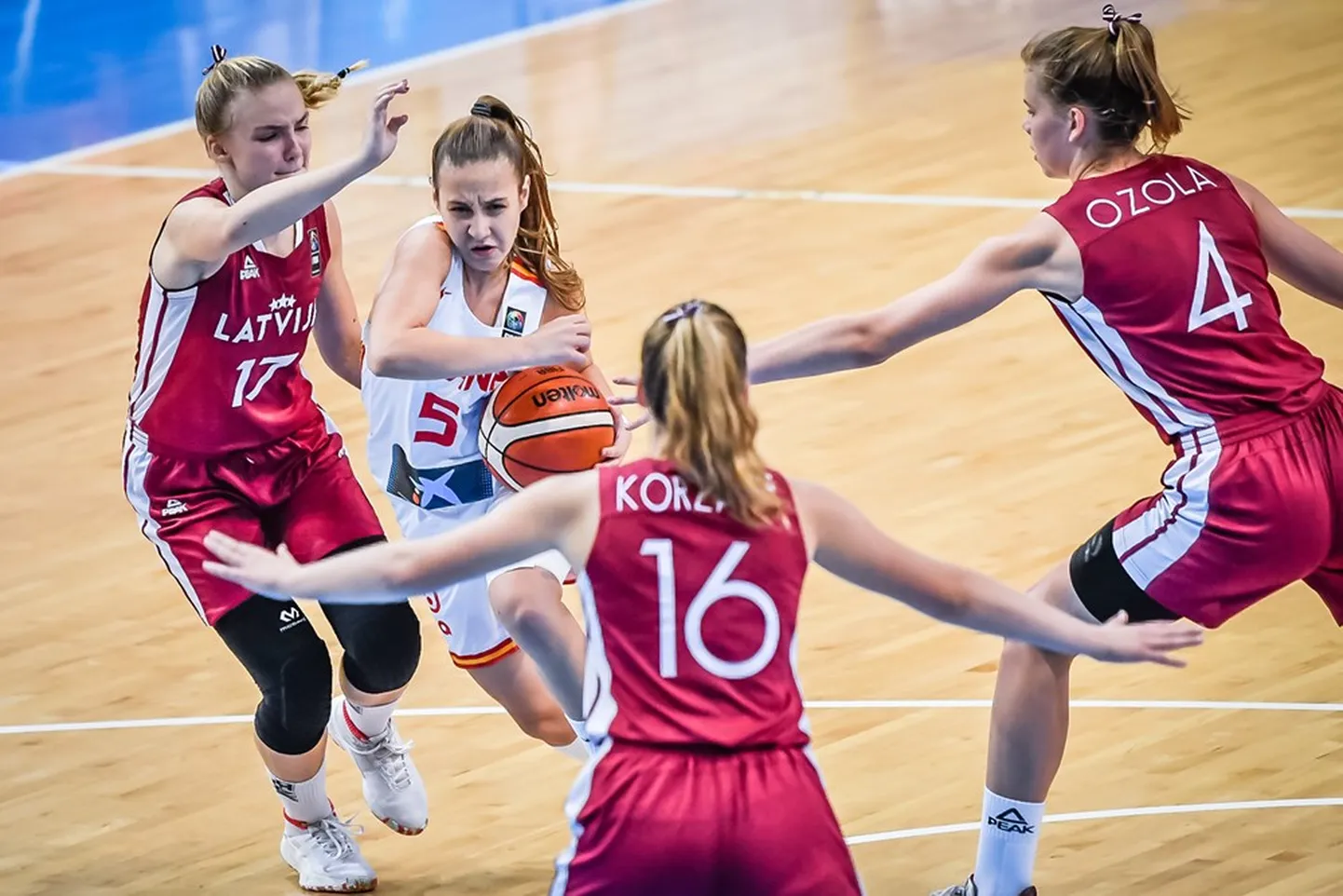 Latvijas U-16 meiteņu basketbola izlase spēlē pret Spāniju.