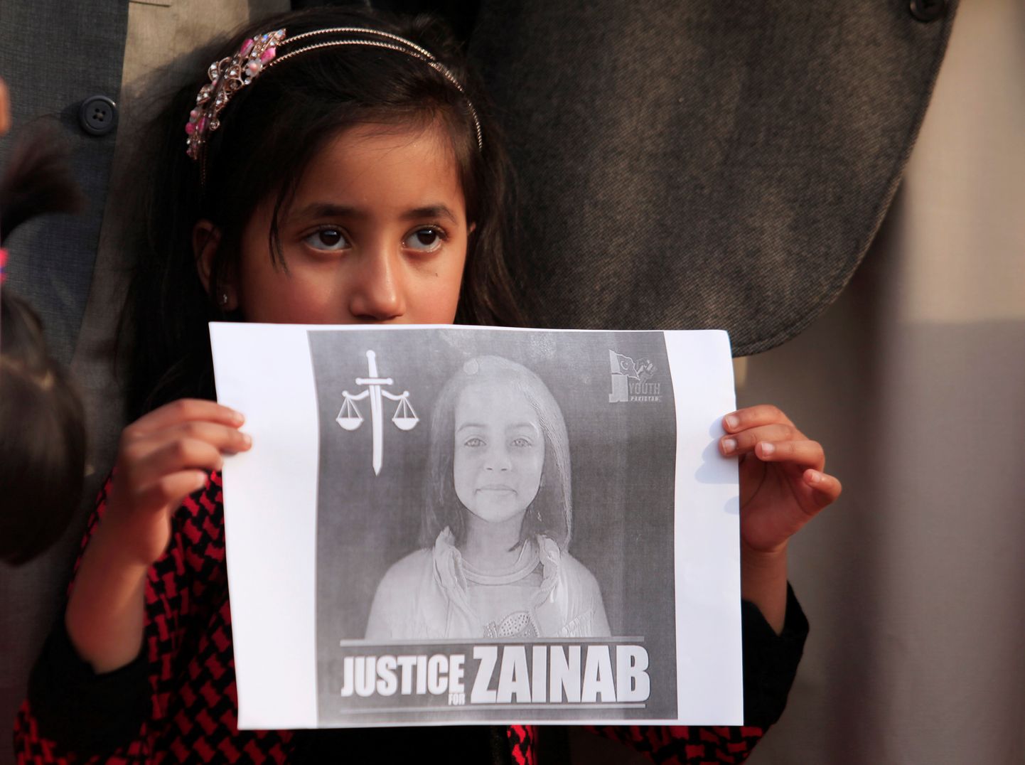 Tüdruk hoidmas Zainab Ansari pilti.