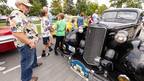 GALERII ⟩ Vanatehnika juubelisõit täitis Rakvere tänavad haruldaste autodega