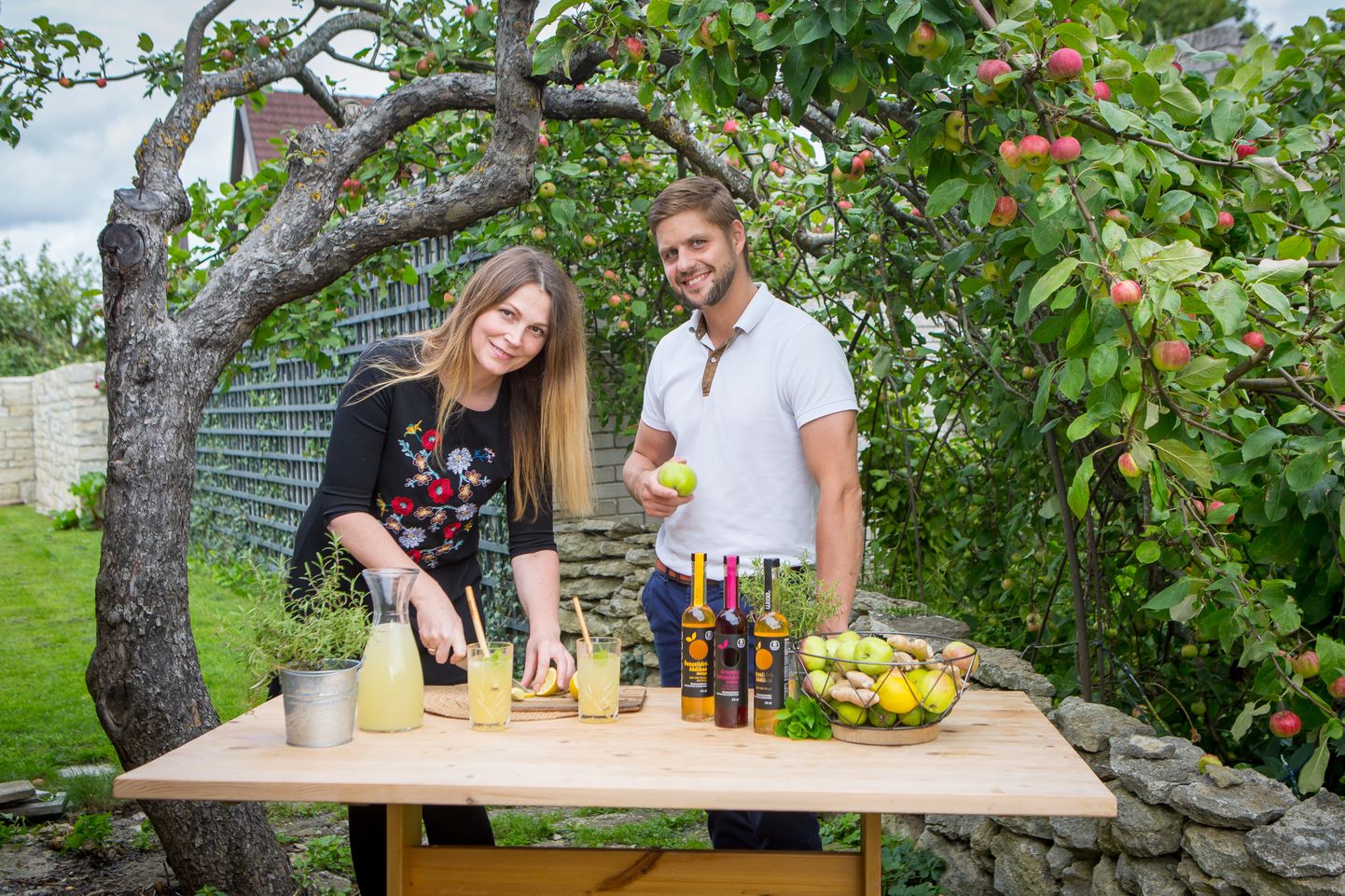 LEIDSID OMA TEE: Katrin Sagur ja Taavi Sepp jõudsid oma ideega välja Wöseli õunasiidriäädika tootmiseni.