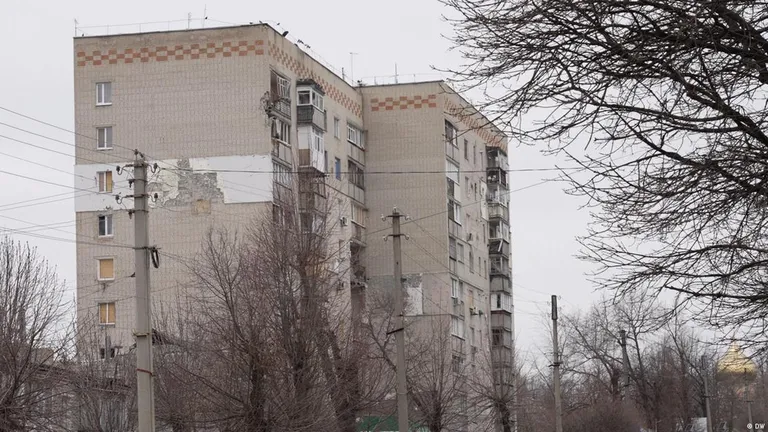 До линии фронта от Купянска не больше 8 километров, поэтому до него достают минометы и артиллерия