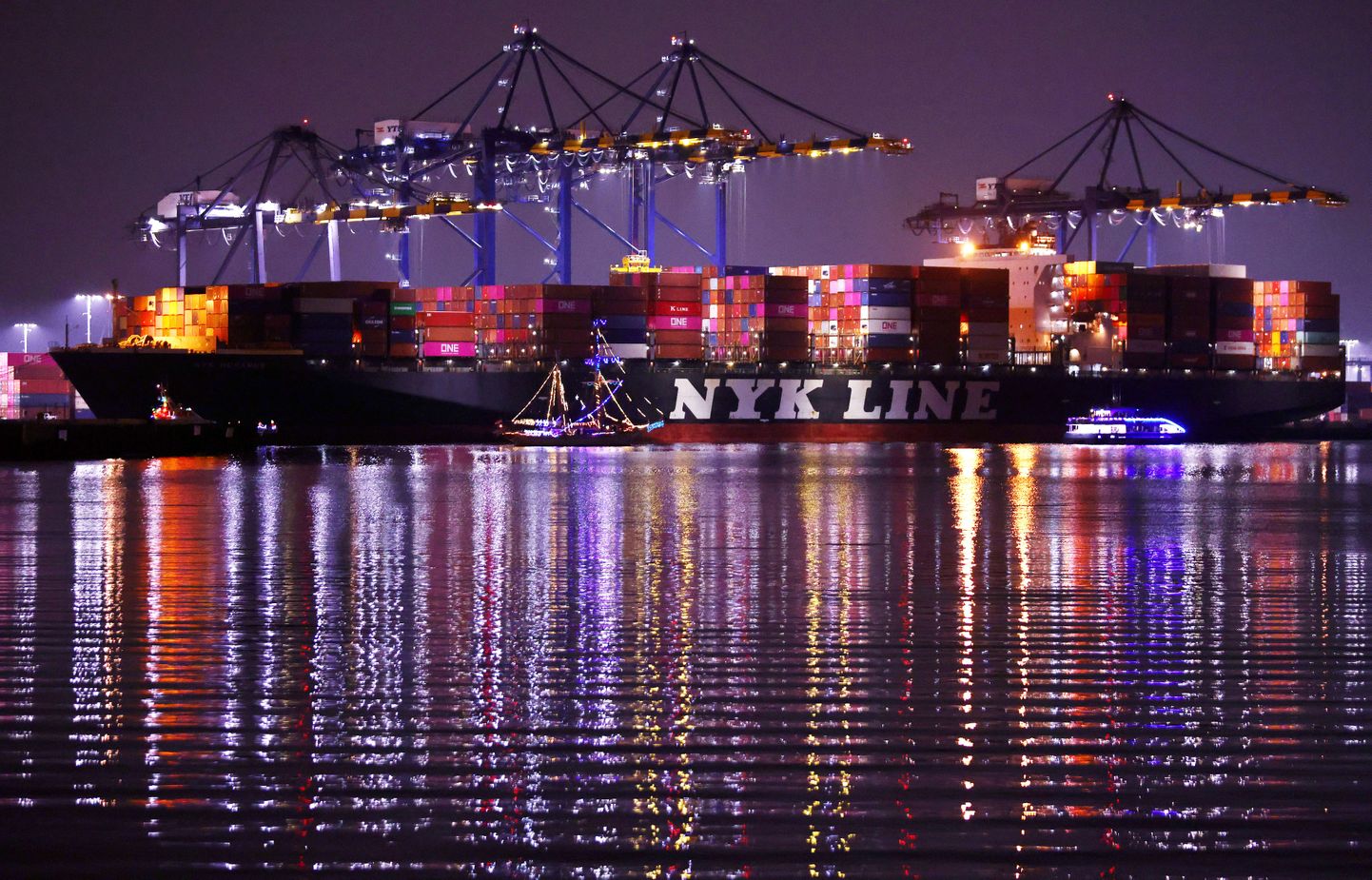 Paatide paraad möödumas Los Angelese sadamas seisvast konteinerilaevast detsembris 2021.