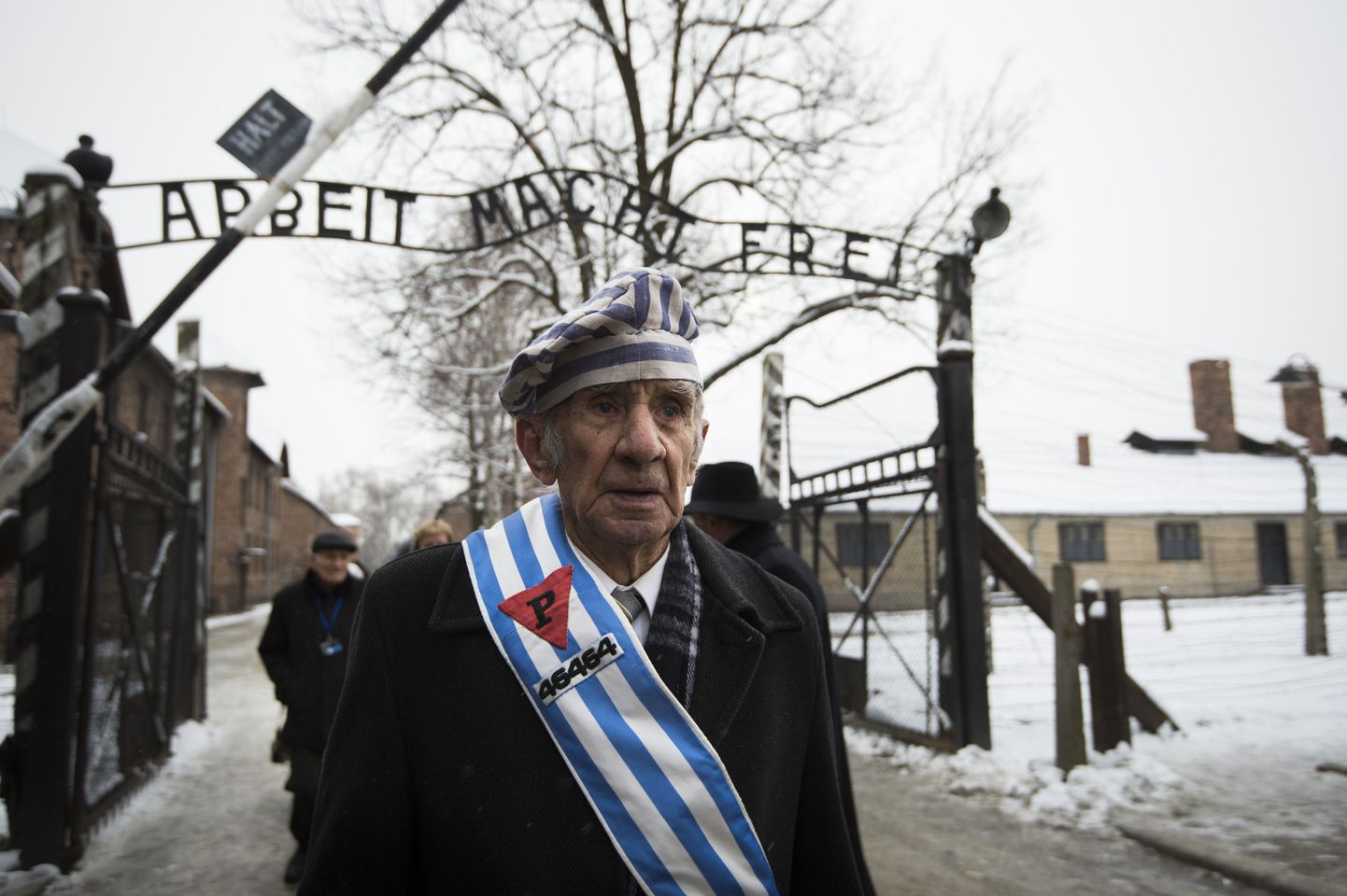 Miroslaw Celka oli üks neist Auschwitzist eluga pääsenuist, kes kandis eilsel mälestusüritusel oma vana vanginumbrit.
