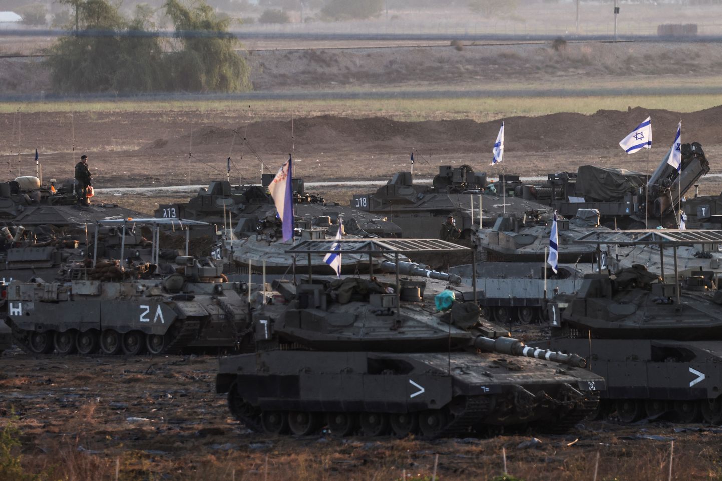 Iisraeli tankid on juba rohkem kui ööpäeva oodanud käsku Gaza sektori ründamiseks. Seni on takistuseks toodud kehv ilm, miks rünnak 24 tunni jooksul ei alanud. Sissetungitankidele on ilmunud samasugused pealisehitised, nagu näha Ukraina sõjas mõlema poole tankidel droonirünnakute vastu.