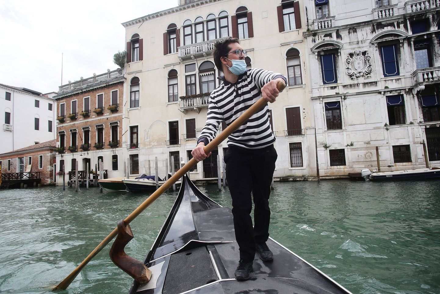 Gondlimees Veneetsia kanalil.