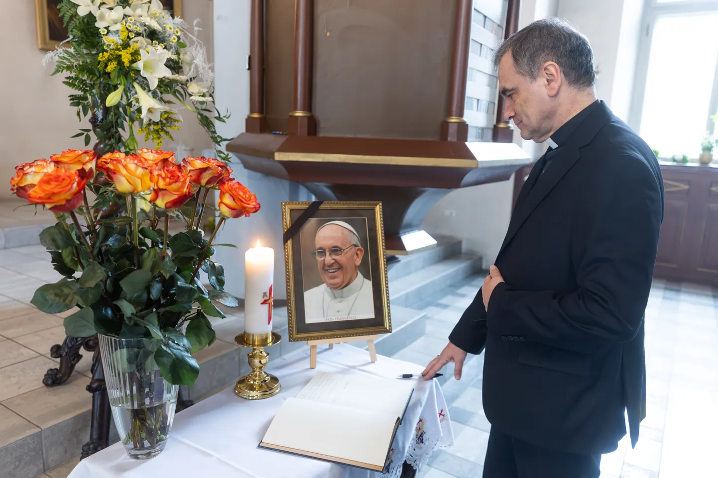 Piiskop Philippe Jourdan Tallinna Peeter-Pauli katedraalis mälestamas paavst Franciscust.