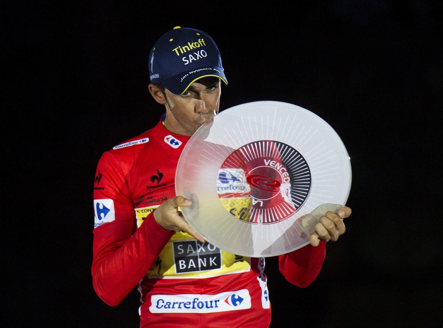 Alberto Contador võidutrofeega