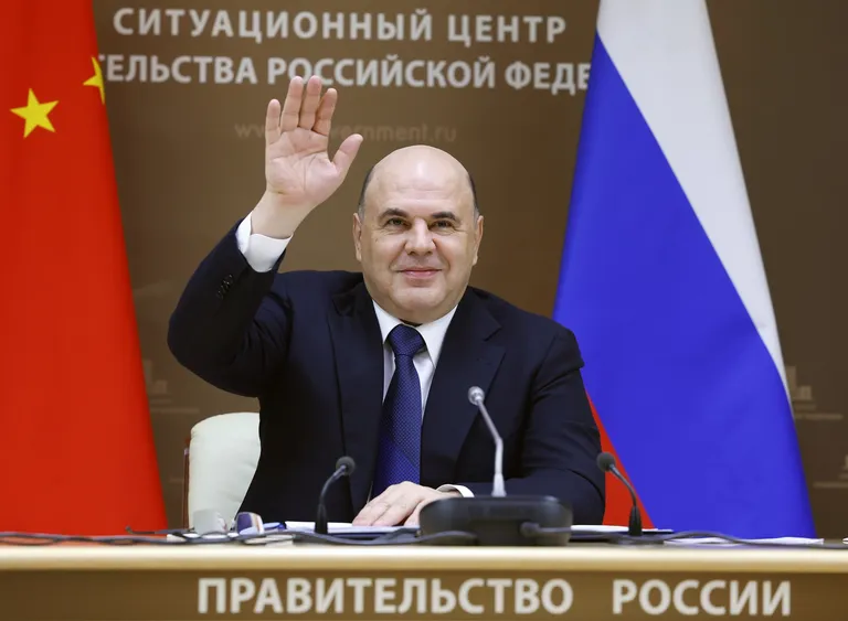 Премьер-министр России Михаил Мишустин, который и внес в Госдуму законопроект о борьбе с иностранными словами, теперь предпочитает улыбаться не Западу, а Востоку. В тот момент, когда российские депутаты изучали законопроект, спущенный им из правительства, его глава приветствовал руководителя Госсовета Китая Ли Кэцяна. 27-я очередная встреча глав правительств России и Китая, Москва, 5 декабря 2022.