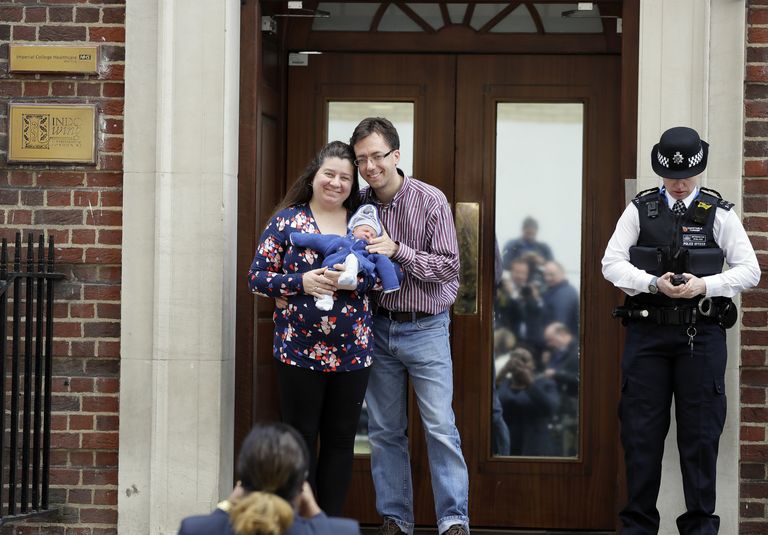 Paar lahkus oma lapsega Londoni St. Mary haiglast, saades meedia tähelepanu osaliseks