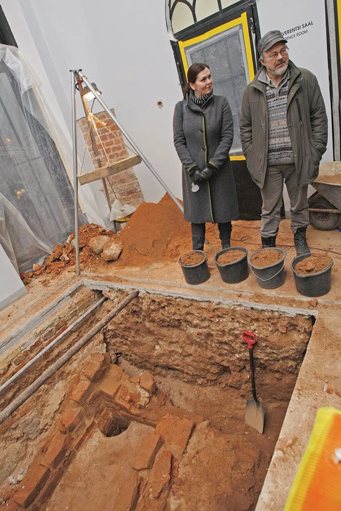 Директор Исторического музея ТУ Марианн Райсма и археолог Хейки Валк.