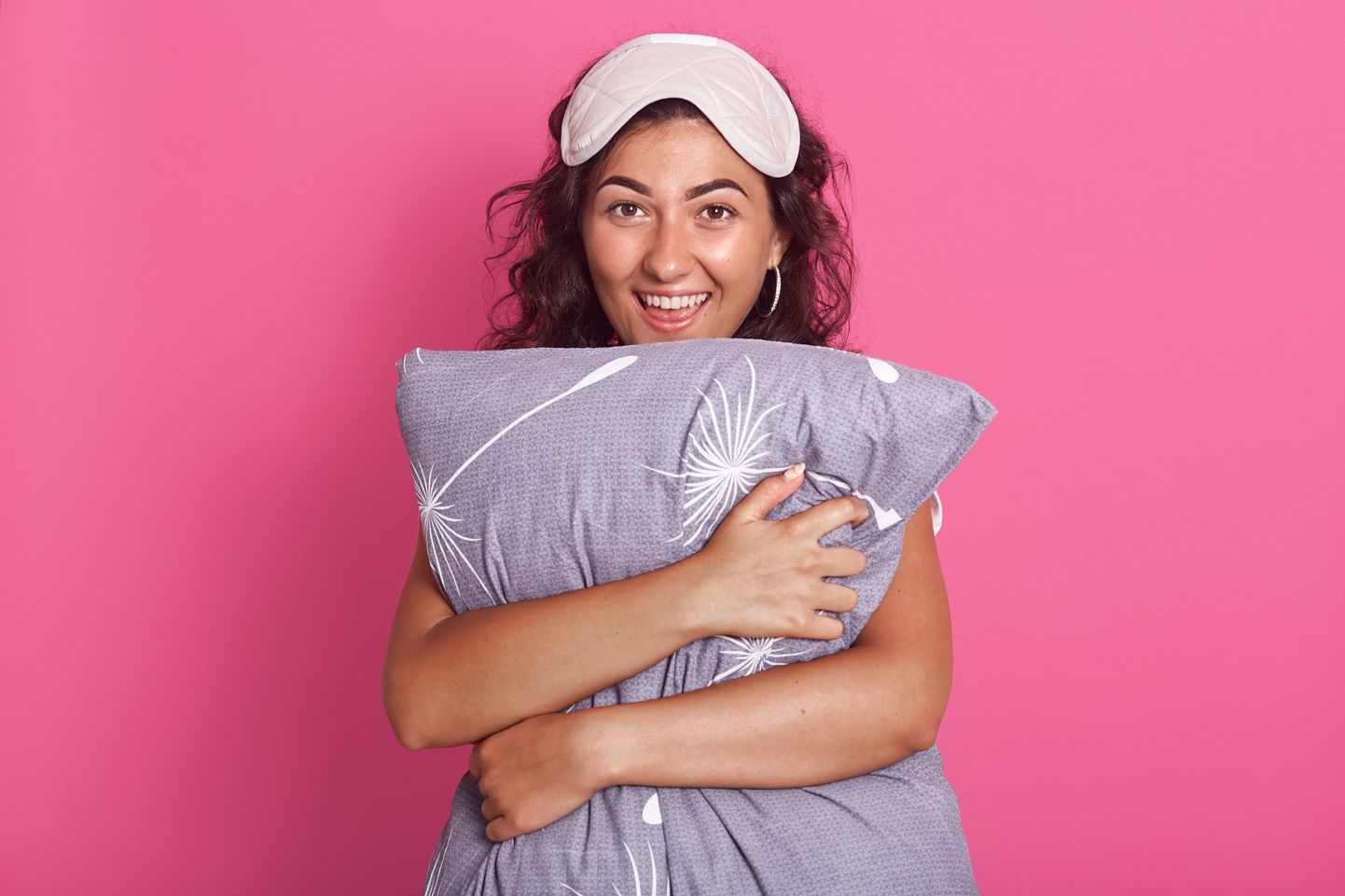 Женщина с подушкой. Иллюстративное фото