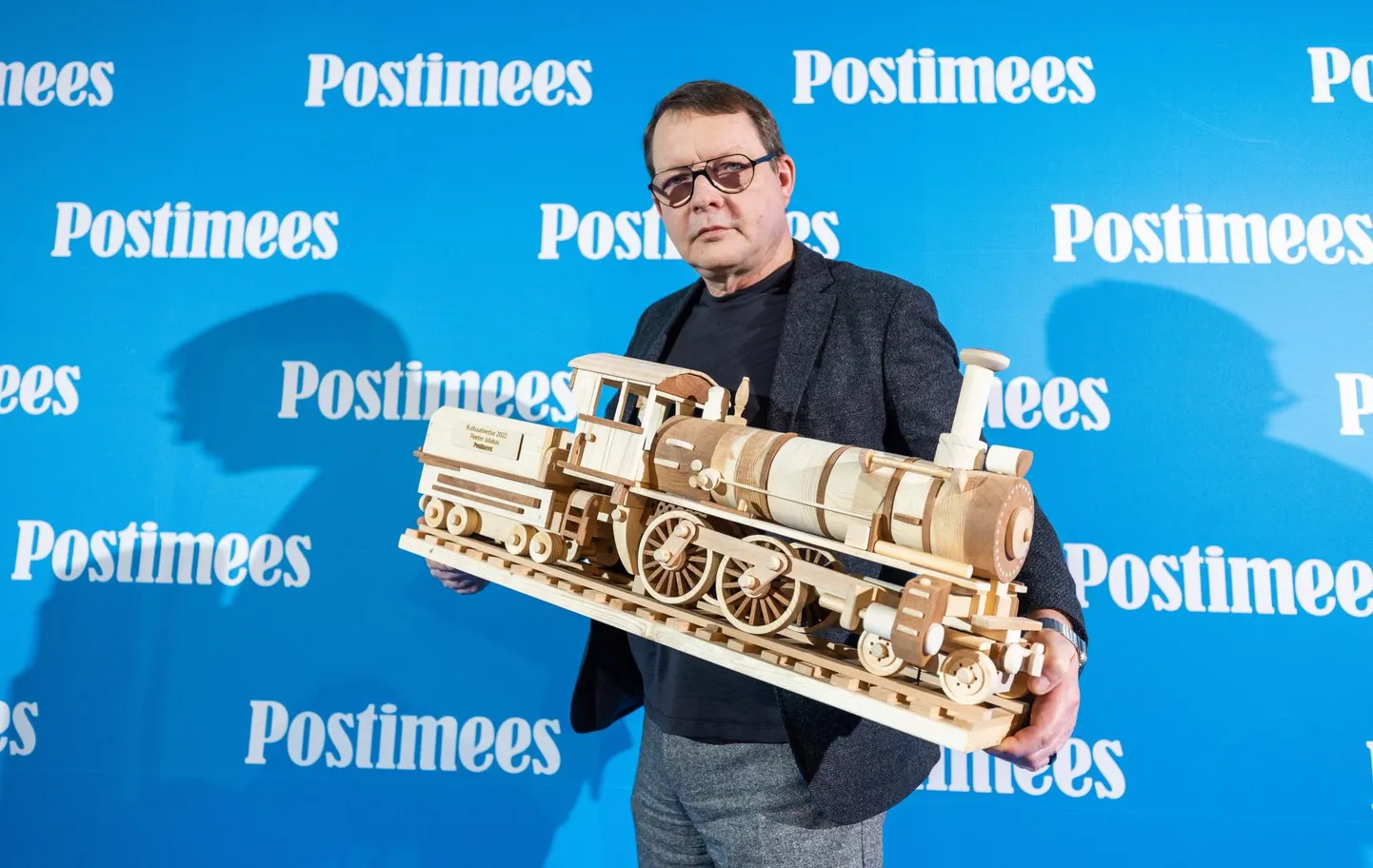 Kultuuriveduri üleandmine Peeter Jalakasele Postimehe toimetuses. Pildil laureaat Peeter Jalakas.