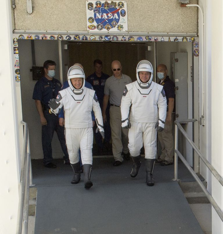 NASA astronaudid Douglas Hurley (vasakul) ja Robert Behnken kandmas SpaceX skafandreid.