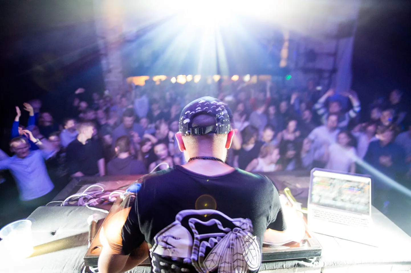 DJ Craze esines Von Krahlis