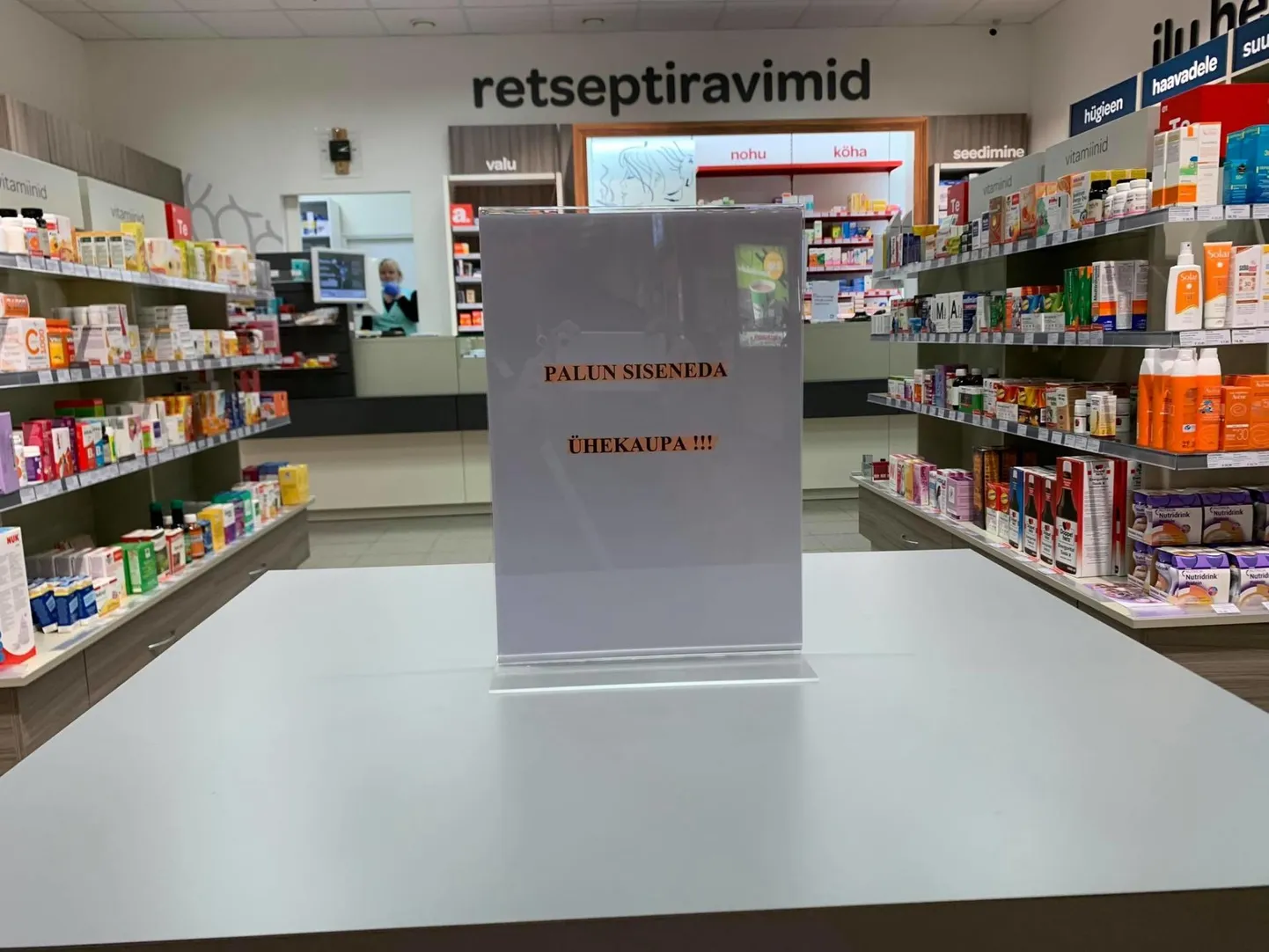 UKU keskuse apteek võtab kliente vastu ükshaaval.