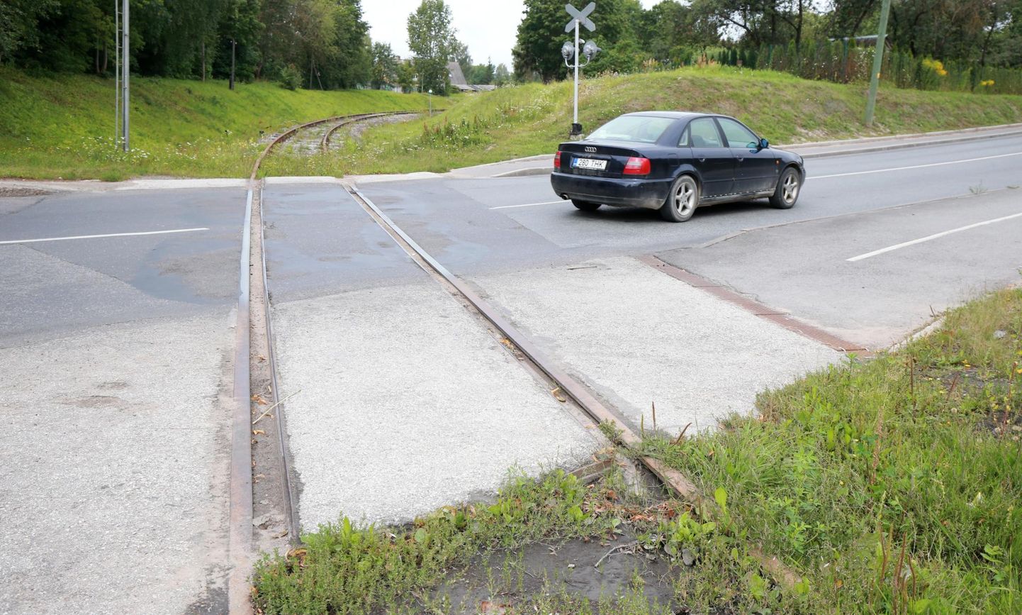 Möödunud suvel jäi Eesti Raudtee soovil Võru tänaval korda tegemata sadamaraudtee ülesõidukoht. Nüüd raputab see autojuhte aina enam, võimalik on ajutine remont.