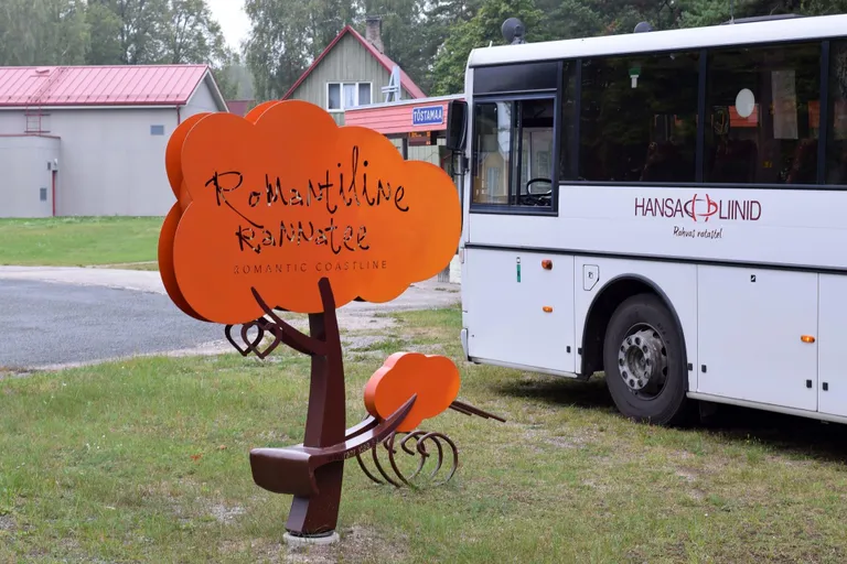 Tõstamaa alevikus asuv romantilise rannatee silt ühes rattahoiukohaga.