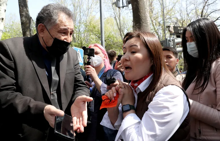 Люди протестовали против похищения невест и принуждения женщин к вступлению в брак, и требовали отставки министра внутренних дел Улана Ниязбекова, а также обвиняли сотрудников правоохранительных органов за бездействие. EPA/IGOR KOVALENKO