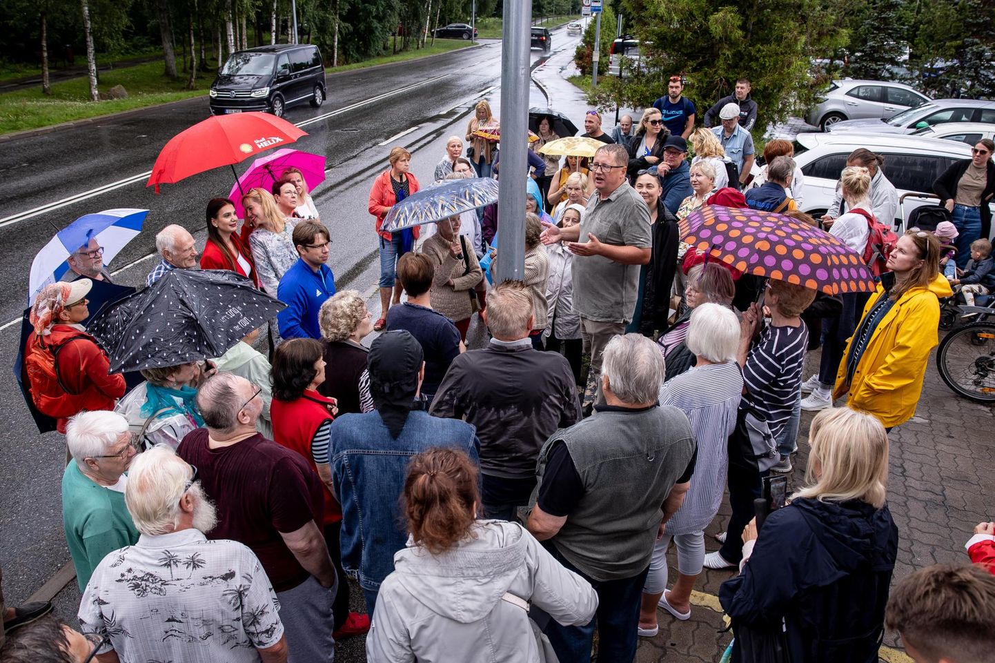 Esmaspäeva õhtul kogunes üle saja inimese Mähe aedlinna bussipeatusse, et nõuda bussi nr 8 senise marsruudi säilitamist.
