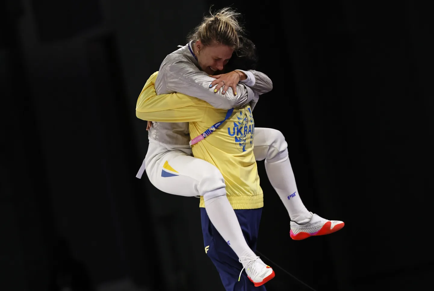 Ukrainas paukotāja Olga Harlana priecājas kopā ar treneri