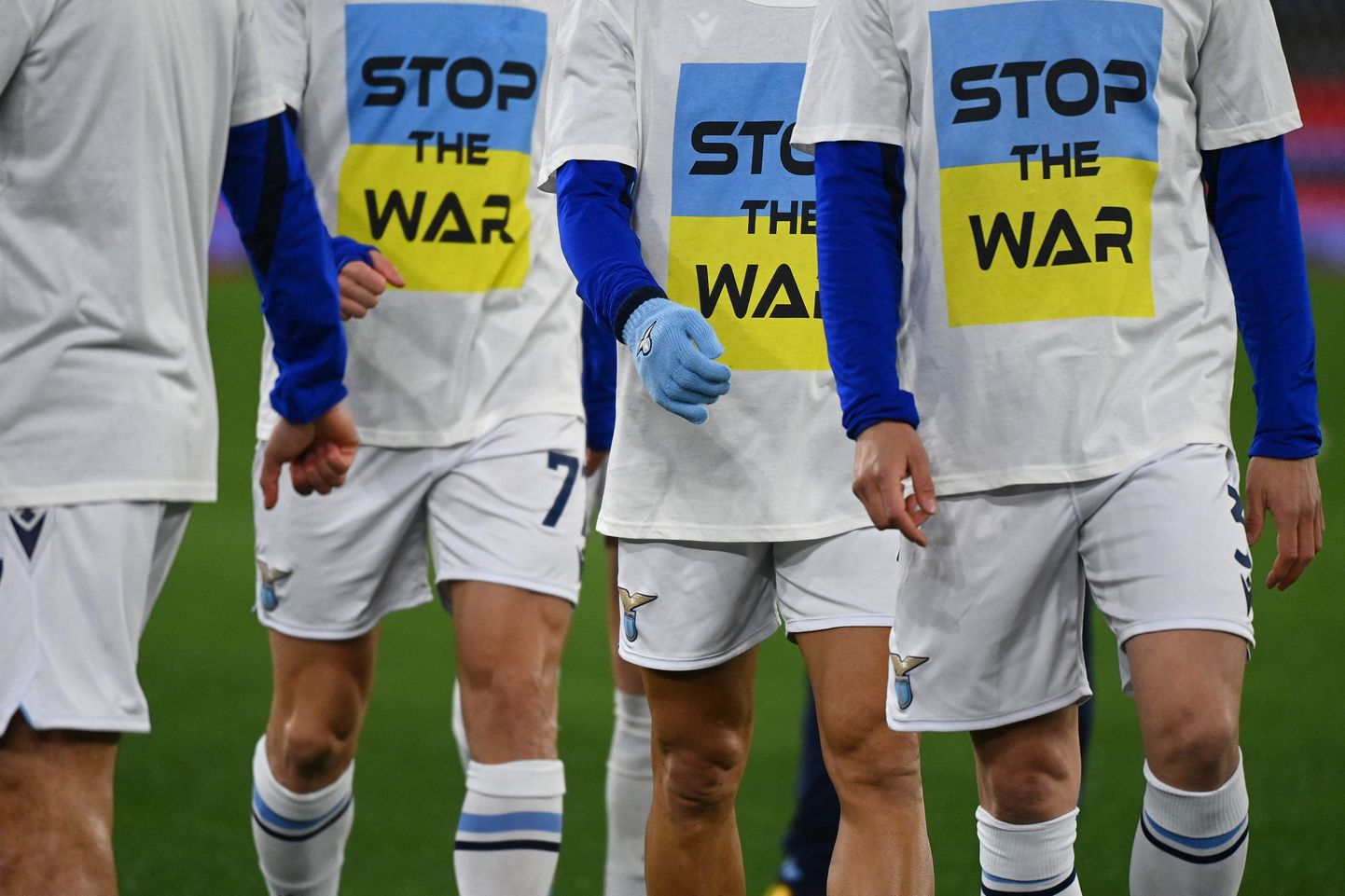 Jalgpallurid loosungiga «lõpetage sõda». Foto on illustratiivne.