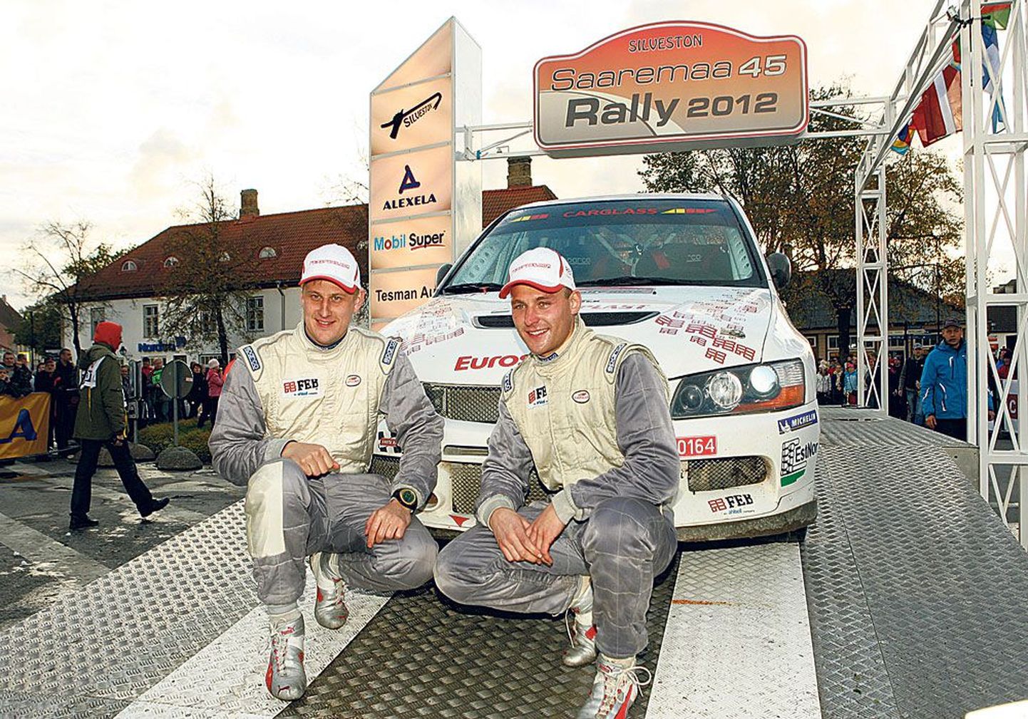 Райнер Аус (справа) и Симо Коскинен празднуют победу в Курессааре на финише последнего ралли сезона.