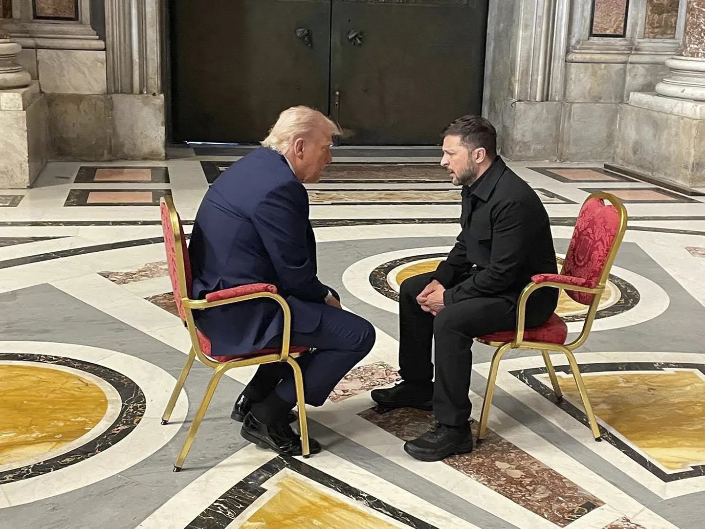Ameerika Ühendriikide president Donald Trump ja Ukraina president Volodõmõr Zelenskõi vestlemas püha Peetruse basiilikas.