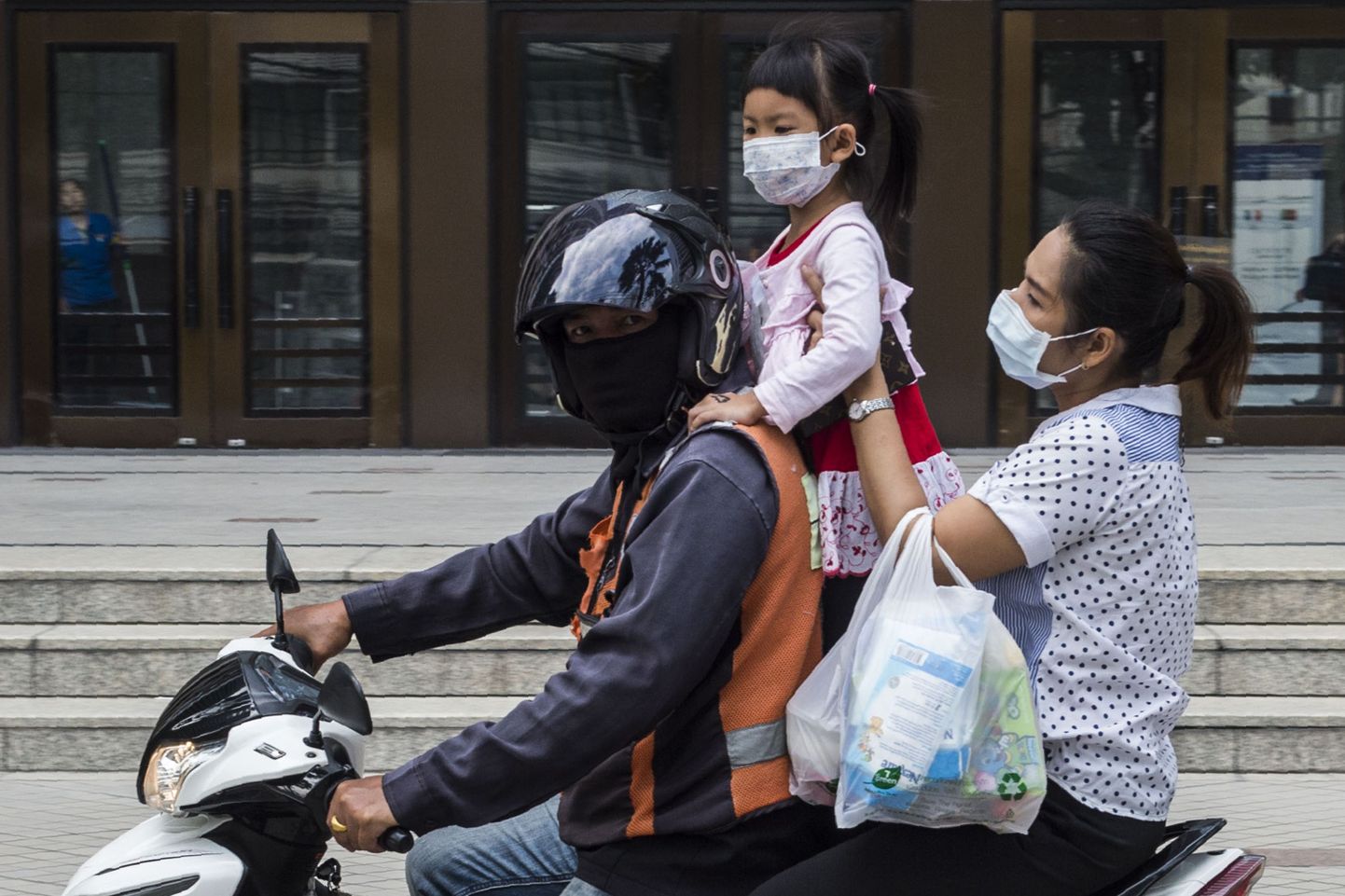 Bangkoki elanikud kandamas sudu tõttu näomaske.