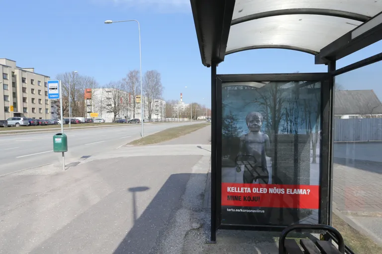 Plakat Tartus Turu tänaval.