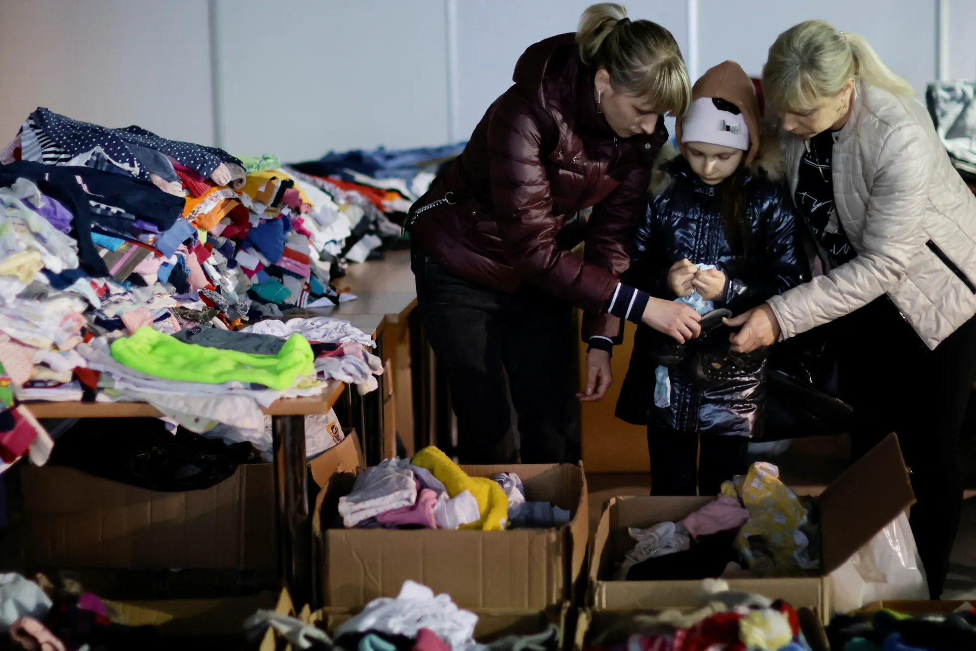 Ukraina naised sorteerimas läbi annetatud riideid.