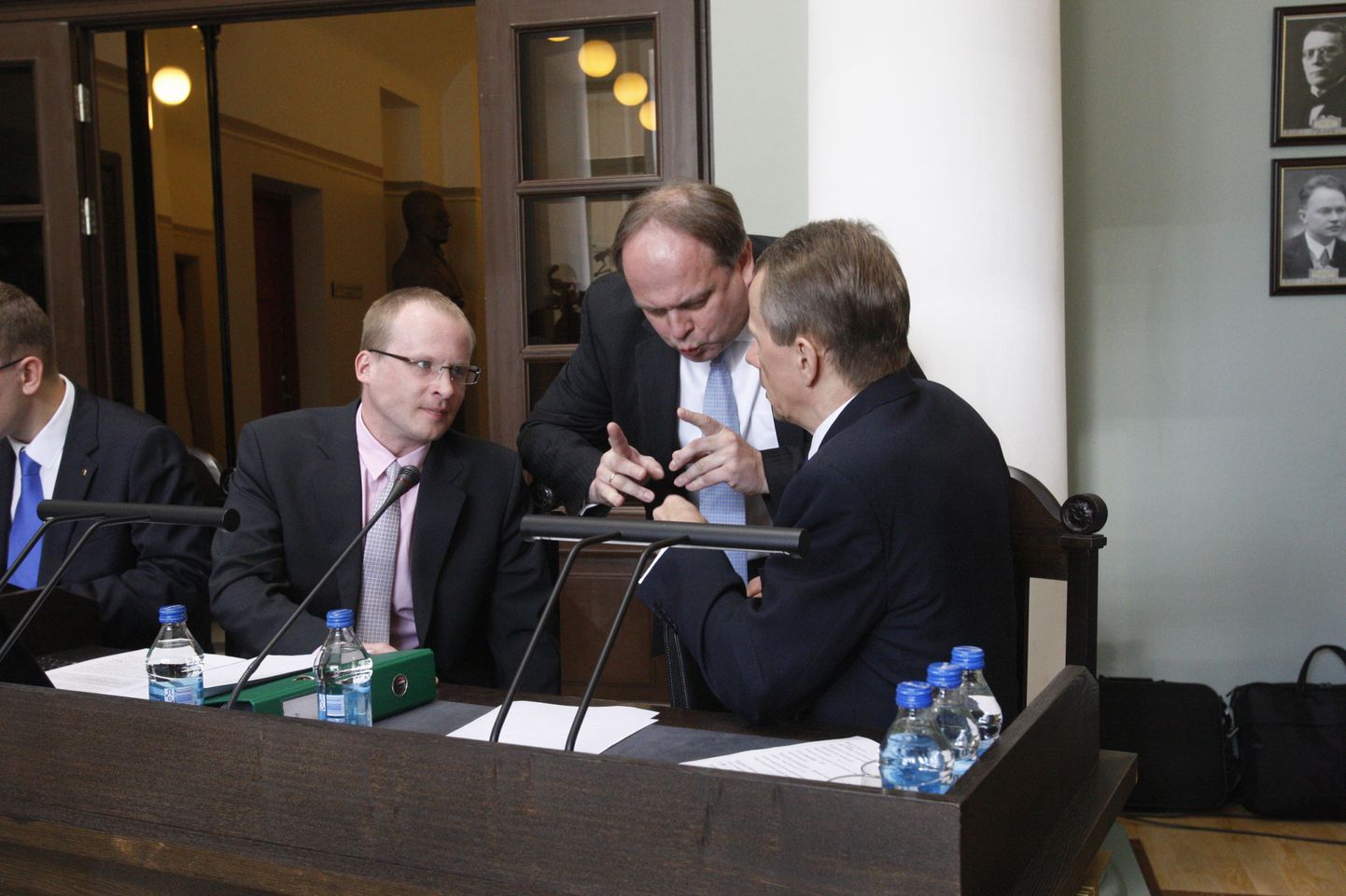 Euroopa Stabiilsusmehhanismi arutelu riigikohtus. Pildil rhandusministeeriumi õigusosakonna juhataja Tiit Rebane (vasakult), asekantsler Tanel Ross ja rahandusminister Jürgen Ligi.