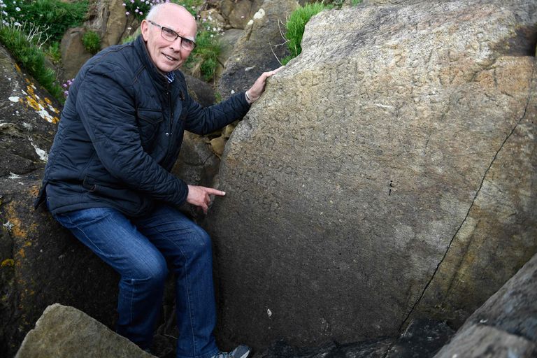 Prantsusmaal Bretagne'is Plougastel-Daoulasis asuval kivil on kummaline kirjutis, mida üritatakse dešifreerida. Pildil näitamas kivi üks kohalikest juhtidest Michel Paugam