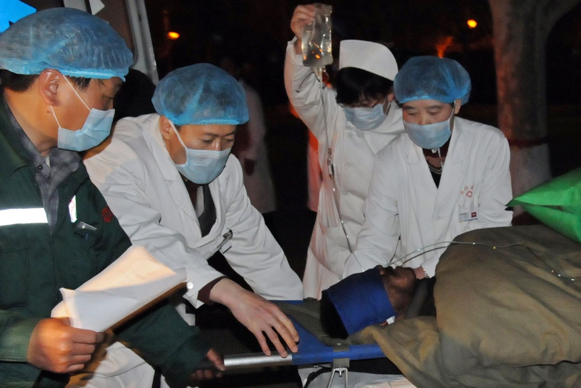 Shanxi provintsi arstid päästetud kaevurit haiglaravile viimas.